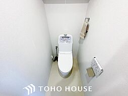 [トイレ] 「温水洗浄便座付きトイレ」トイレは快適な温水洗浄便座付です。清潔感のあるホワイトで統一しました。いつも清潔な空間であって頂けるよう配慮された造りです。
