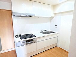 [キッチン] 清潔感のある真っ白なキッチンです。