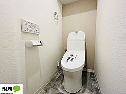 [トイレ] 清潔な洗浄機能付き温水シャワートイレ。