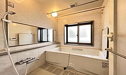 [風呂] マンションではめずらしい換気やカビの発生を抑えることがしやすい窓がついております。