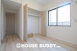 [内装] どんな家具も合わせやすいホワイトカラーが基調の洋室