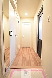 [玄関] 玄関横に設置されたシューズインクローゼット。高さの調節もでき、お好きなサイズの靴はもちろん、傘やレインコート、ゴルフバック等の収納場所としても活用できる空間ですので、スッキリとした玄関...