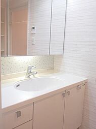 [洗面] 爽やかなホワイトカラーでコーディネートされた清潔感ある洗面室