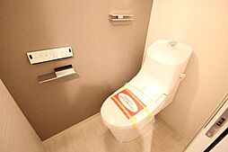 [トイレ] 清潔感のあるお手洗い。毎日使う場所だから、より快適な空間に仕上げられています。