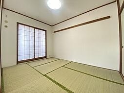 [内装] リビング横の和室になります。畳の上で横になってくつろげたり、布団を敷けば寝室にもなります。