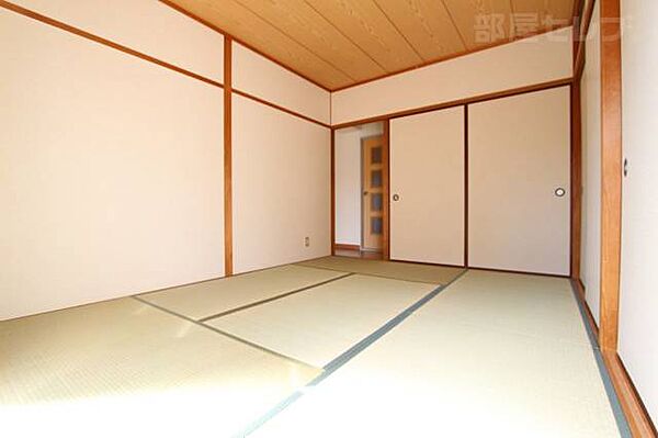 画像7:新しい畳の和室になります。