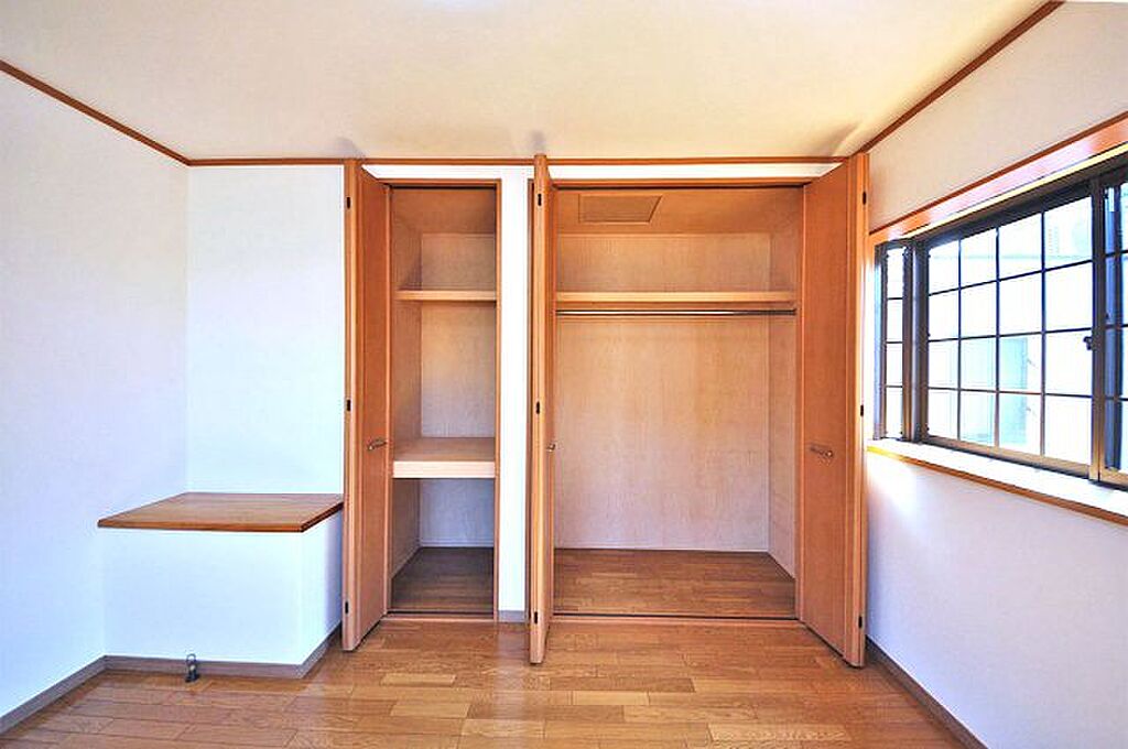 2階の約6帖の洋室にも2ヶ所の収納スペース付き。クローゼットと棚付き物入で室内がきれいに片付きます。