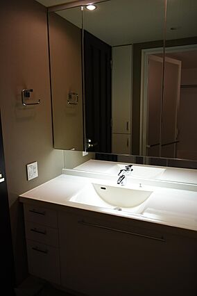 3面鏡の裏が収...