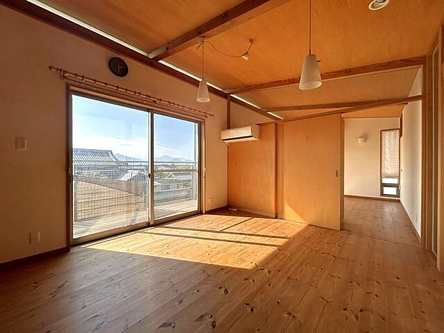 室内 東温市志津川