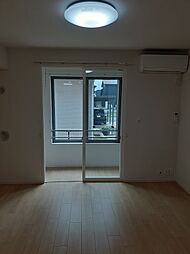 エレガント 102 1階ワンルームのリビング/ダイニング