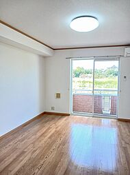 リオト−レス 102 1階ワンルームのリビング/ダイニング