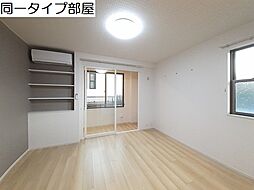 ヴィラージュ・ツボノIII 104 1階ワンルームのリビング/ダイニング