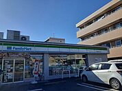 【コンビニエンスストア】ファミリーマート　白梅三丁目店まで330ｍ