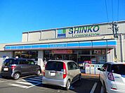 【コンビニエンスストア】ローソン朝日町小向店まで850ｍ