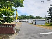 【小学校】留萌市立潮静小学校まで650ｍ