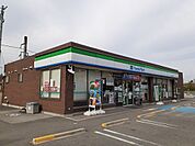 【コンビニエンスストア】ファミリーマート橋本古佐田店様まで890ｍ