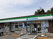 【コンビニエンスストア】ファミリーマート 日高下鹿山店まで850ｍ