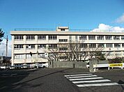 【小学校】真砂小学校まで190ｍ