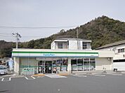【コンビニエンスストア】ファミリーマート岩国麻里布店まで500ｍ