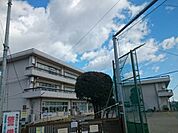 【小学校】市立下里見小学校まで950ｍ