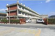 【小学校】三入小学校まで1300ｍ