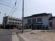 【小学校】丸亀市立飯野小学校まで900ｍ