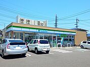 【コンビニエンスストア】ファミリーマート東員町六把野店まで750ｍ