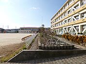 【小学校】豊山町立　新栄小学校まで350ｍ