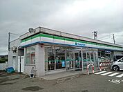【コンビニエンスストア】ファミリーマート白根文京町店まで740ｍ