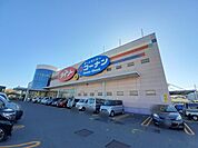 【ホームセンター】ホームストック土佐店まで900ｍ