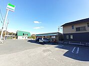 【コンビニエンスストア】ファミリーマート高知蒔絵台店まで1045ｍ