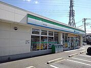 【コンビニエンスストア】ファミリーマート草加新里町店まで400ｍ