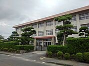 【小学校】三豊市立比地大小学校まで900ｍ