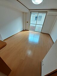 キャピタルレジデンスII 102 1階ワンルームのリビング/ダイニング