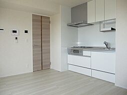 エムスクエア 205 2階1LDKのリビング/ダイニング