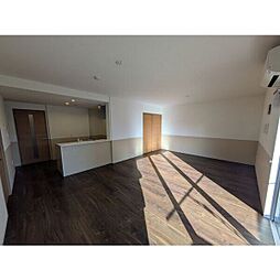 マルーン白壁 302 3階2SLDKのリビング/ダイニング