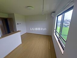 East Village III棟 202 2階1LDKのリビング/ダイニング