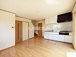 第2紅谷タウンハウス B1 1階2LDKのリビング/ダイニング