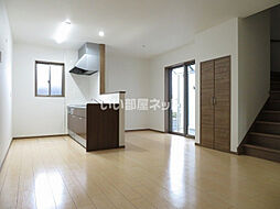 サンドール八幡　C棟 4 1階3LDKのリビング/ダイニング