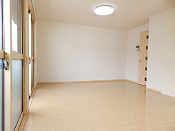 リビングタウン山大通り　A棟 A201 2階1LDKのリビング/ダイニング