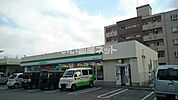 【コンビニエンスストア】沖縄ファミリーマート 真嘉比中央店まで951ｍ