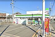 【コンビニエンスストア】ファミリーマート大阪金剛駅前店まで719ｍ