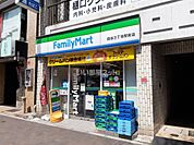 【コンビニエンスストア】ファミリーマート四谷三丁目駅前店まで303ｍ