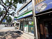 【コンビニエンスストア】ファミリーマート新宿市ヶ谷見附店まで51ｍ