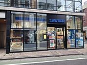 【コンビニエンスストア】ローソン神宮前三丁目店まで372ｍ