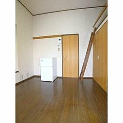 トライアングル 102 1階1Kのリビング/ダイニング