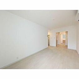 ＡＴＲＥＮ　ＤＥＵ 201 2階ワンルームのリビング/ダイニング