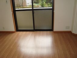 グリーン・ビレッジII 201 2階1Kのリビング/ダイニング