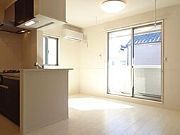 近鉄名古屋線 烏森駅 徒歩10分の賃貸アパート 2階1LDKのリビング/ダイニング