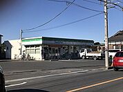 【コンビニエンスストア】ファミリーマート　大宮御蔵店まで700ｍ